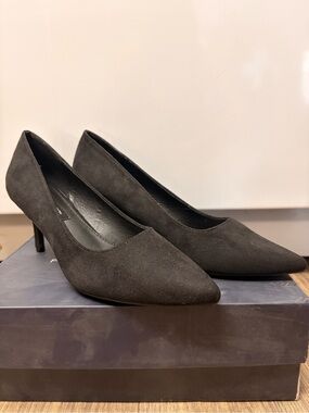 FRENCH CONNECTION NEW black suede pump